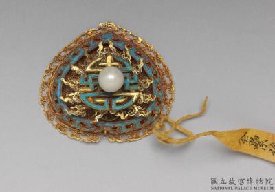 图片[2]-Gold headdress ornament in filigree in the form of a flame with “longevity” characters with kingfisher feather and inlaid with pearls, Ch’ing dynasty-China Archive